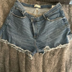Abercrombie high rise curve love mom short.